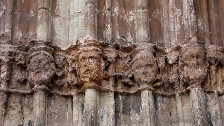 Chapiteaux du portail de la collgiale Sainte Marie.