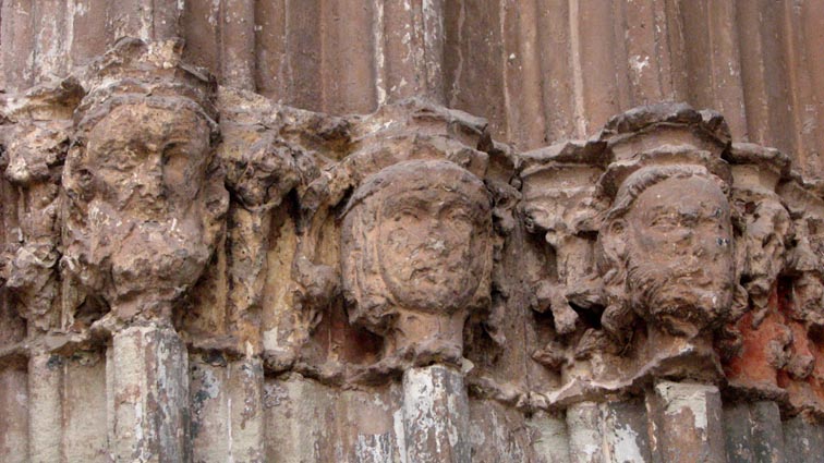Chapiteaux du portail de la collgiale Sainte Marie.