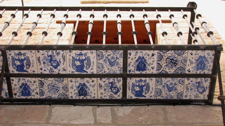 Nous remarquons les azulejos placs en sous-face des balcons en fer forg.