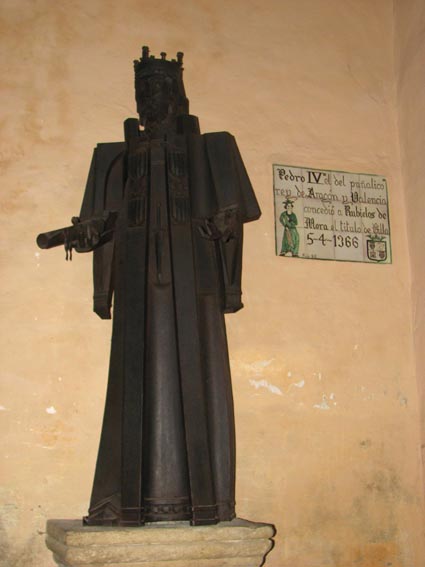 La statue de Pedro IV dans le patio de la mairie de Rubielos de Mora.