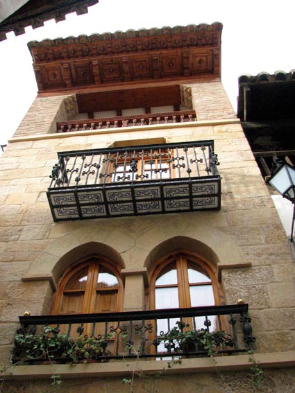 Balcon avec azulejos et avant-toit ouvrag.