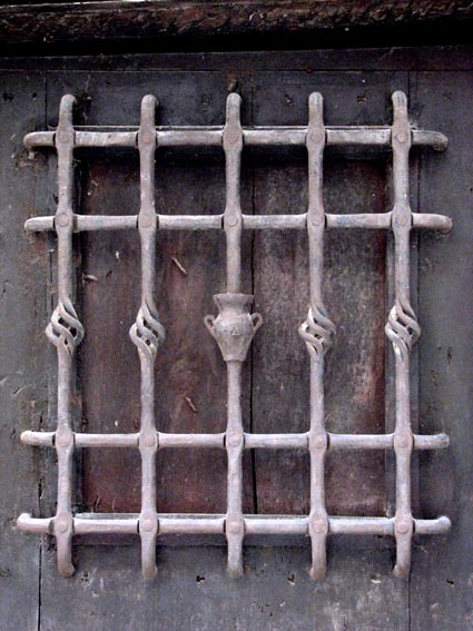 Grille sur une porte.