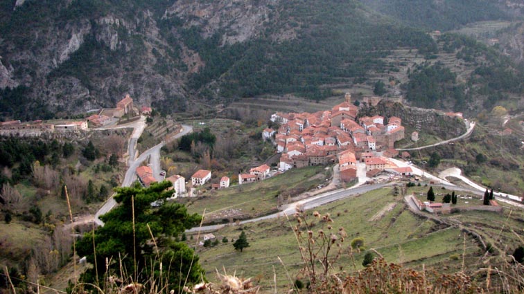Vue plongeante sur Linares de Mora.