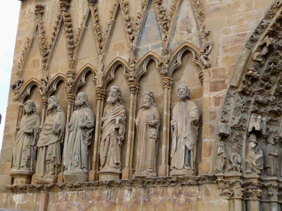 Dtail des aptres sur la faade de l'glise Santa Maria.