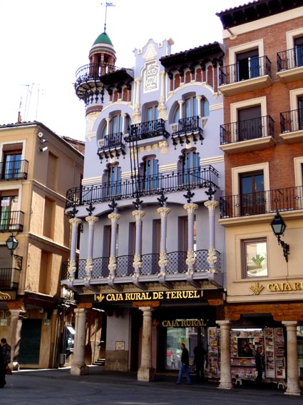 De superbes maisons  art-nouveau  dbordent de dcorations.
