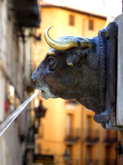 Une fontaine, où les têtes de taureaux crachent l’eau...
