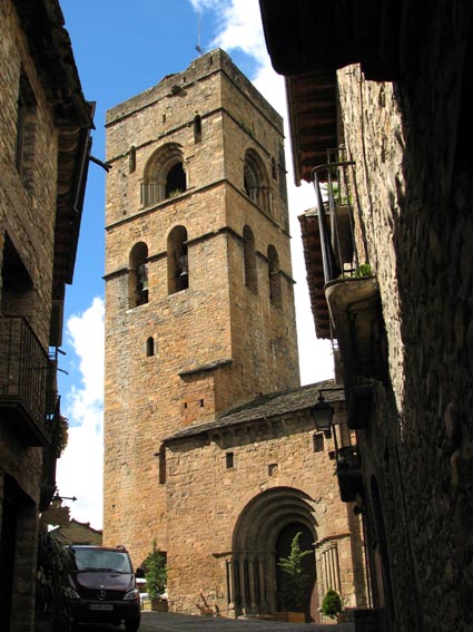 L'ensemble du XIIème constitué par l'église et la tour