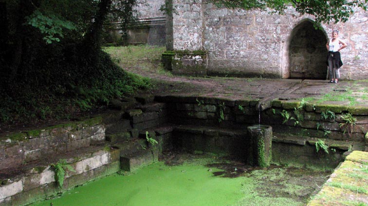 Fontaine de la chapelle Notre Dame de Bequerel