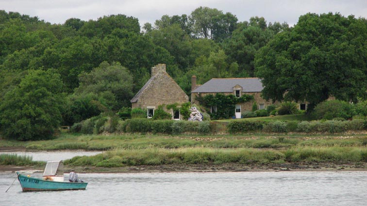 En Thy Nuhuy, sur la rive droite de la rivire du Bono.