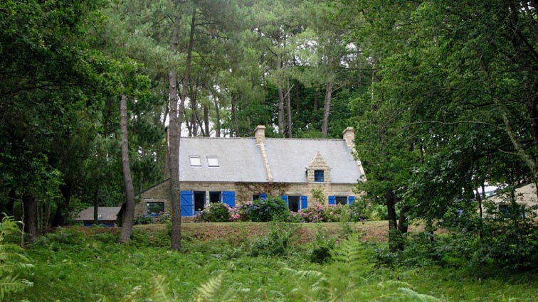 Belle maison de pierre au Bono, qui semblerait sortir d'une carte postale...