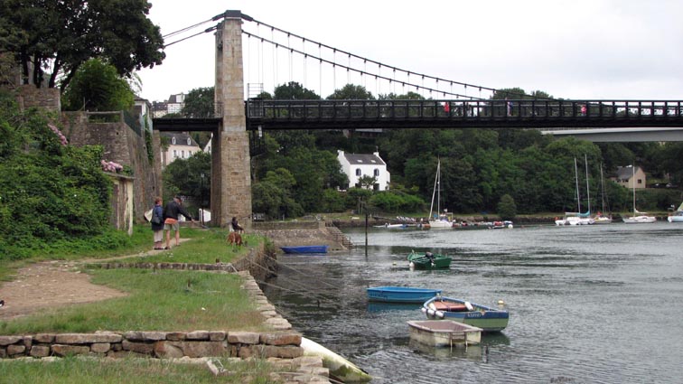 Le vieux pont suspendu du Bono.