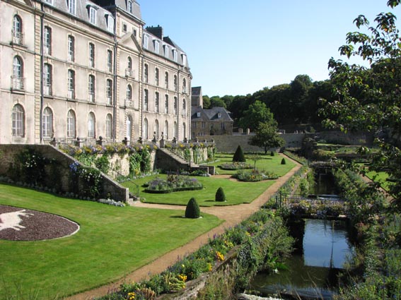 Le chateau de l'Hermine et les jardins à la française.