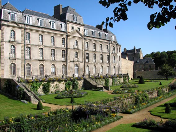 Le chateau de l'Hermine et les jardins à la française.