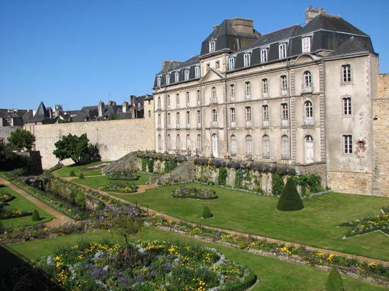 Le chateau de l'Hermine et les jardins à la française.