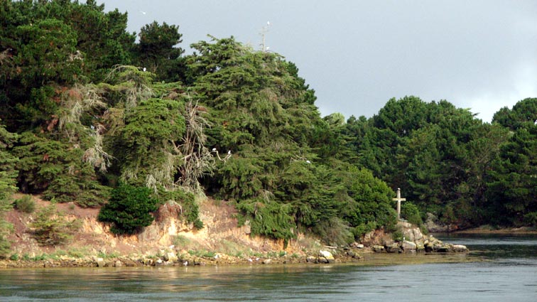 Nous remarquons une croix plante  la pointe nord de l'le Hent Tenn.