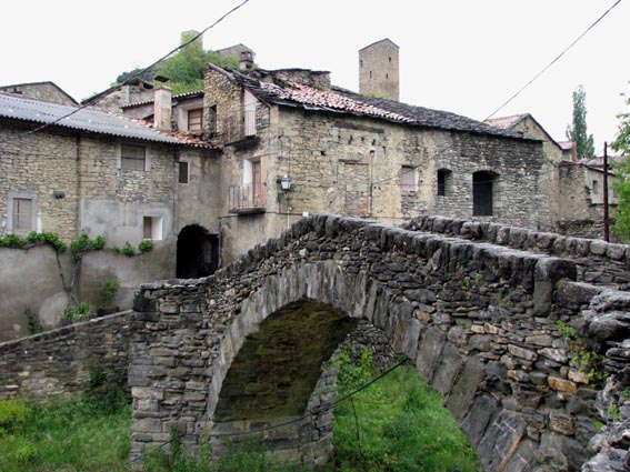 Le pont roman situé au cœur du village de Montañana