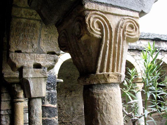 Les colonnes sont surmontées de chapiteaux décorés de motifs géométriques et de nombreuses épitaphes.