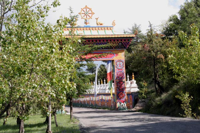 L'entrée du temple bouddhiste "Dag Shang Kagyu"