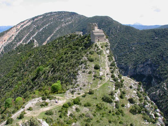 L'ermitage San Emeterio y Celedonio et le château, vus depuis la tour.