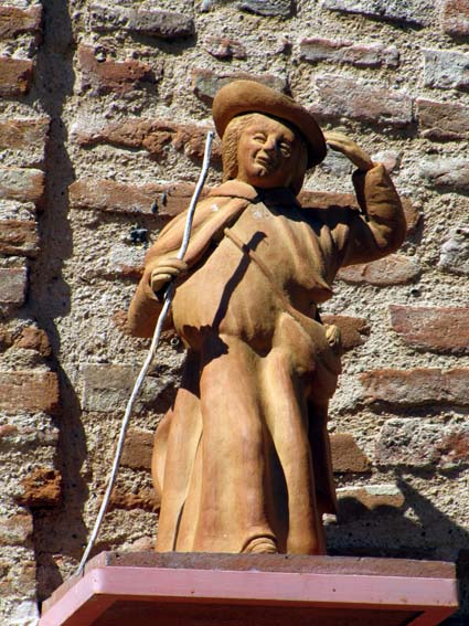 Statue d'un pélerin de Saint Jacques placée sur une façade d'Auvillar.