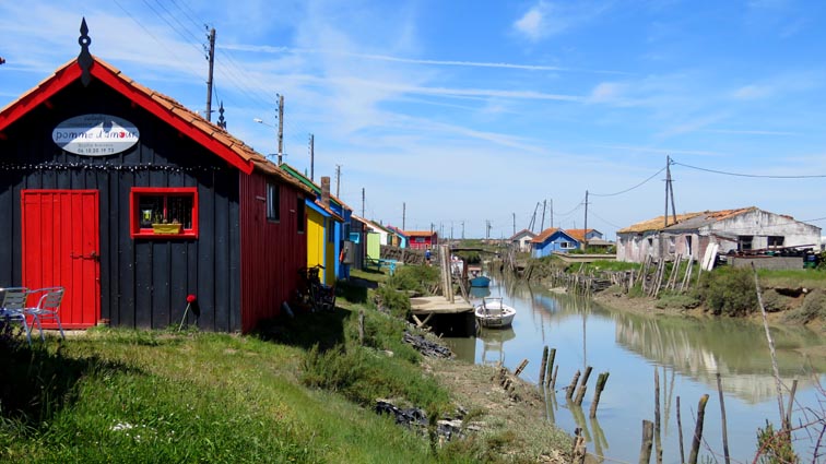 Les cabanes colorées du port ostréicole de la Baudissière