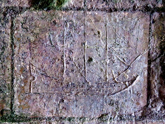 Graffitis, gravés dans la pierre des fortifications de Brouage