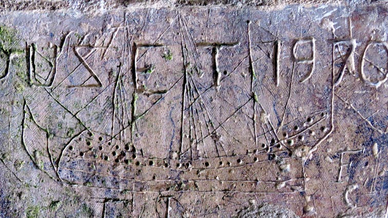 Graffitis, gravés dans la pierre des fortifications de Brouage