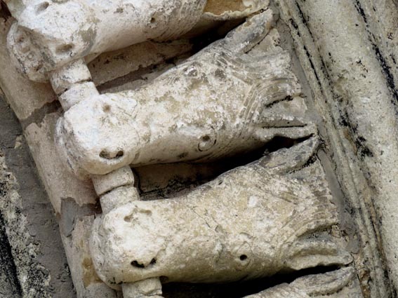 Frise de ttes de chevaux du portail de l'glise de Saint-Fort-sur-Gironde