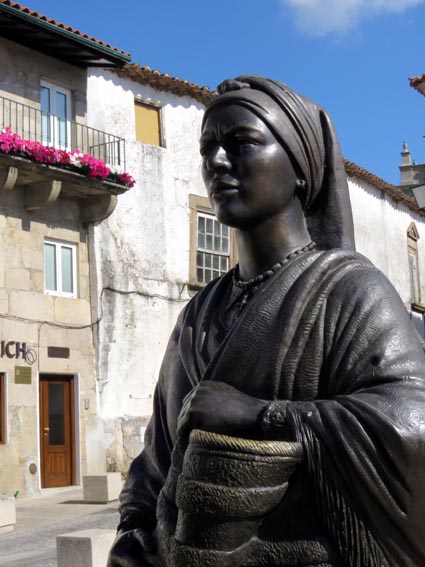 Bronze sur la place de la mairie  Miranda do Douro