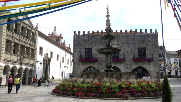 Viana do Castelo : fontaine et Htel de Ville
