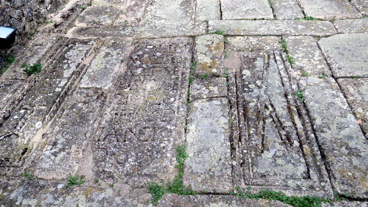 Castelo Mendo : dalles funraires