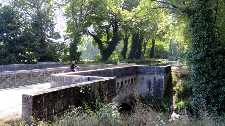 Pont-canal sur l'Avance