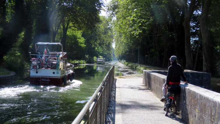 Pont-canal sur l'Avance