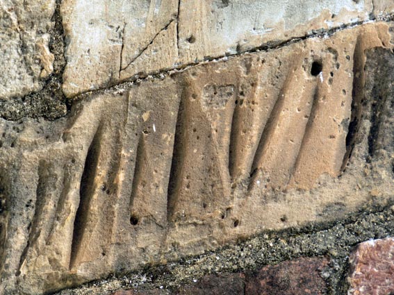 Affûtoir sur un mur cathédrale de Silves
