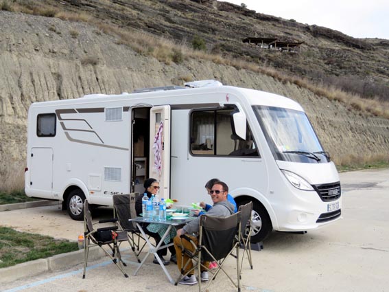 Nous nous installons à l'extérieur du camping-car pour manger en profitant du soleil de la Rioja