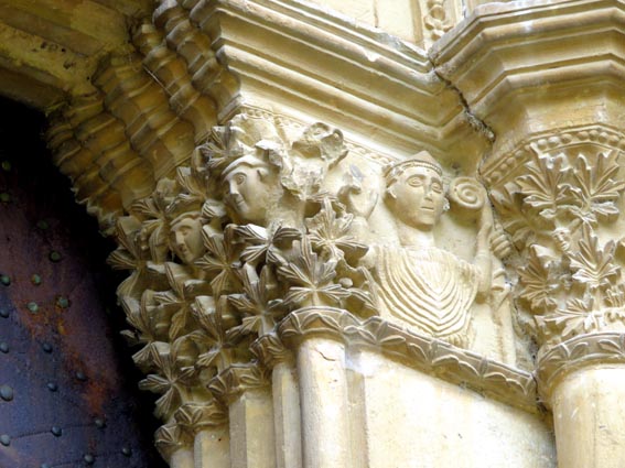 Chapiteau du portail de l'église du Monasterio de la Oliva