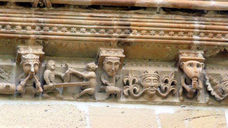Frise sur la façade de l'église du Monasterio de la Oliva