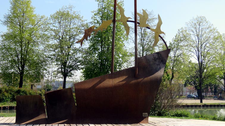 Au port de Castelsarrasin, une oeuvre d'art en acier Corten reprsente la clbre Calypso du commandant Cousteau