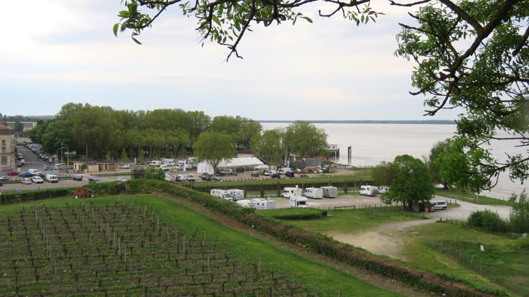 Vignes, estuaire de la Gironde et parking camping-cars à Blaye