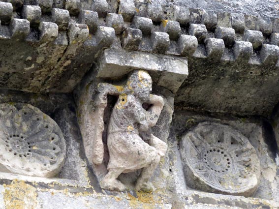 Modillon sur l'église de Saint-Fort-sur-Gironde