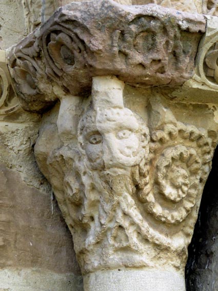 Chapiteau du portail de la chapelle Sainte Marie d'Eunate