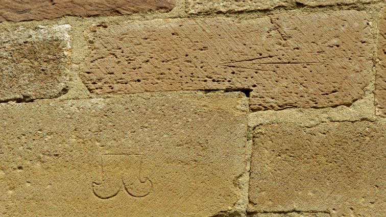 Marques de tcherons sur la chapelle Sainte Marie d'Eunate