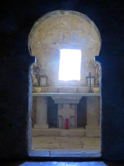 La nef et l'abside sont séparées par un mur percé d'une ouverture dont la partie supérieure est en arc outrepassé
