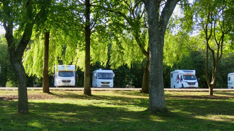 Aire de camping-cars à côté de l'entrée Est du parc animalier de Caberceno