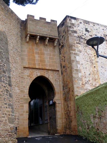 La porte d'accès au château de Denia