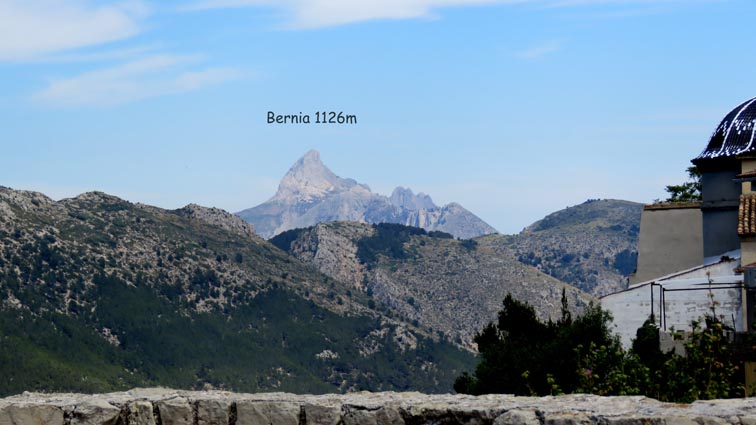 Nous voyons le sommet de Bernia qui culmine à 1126m