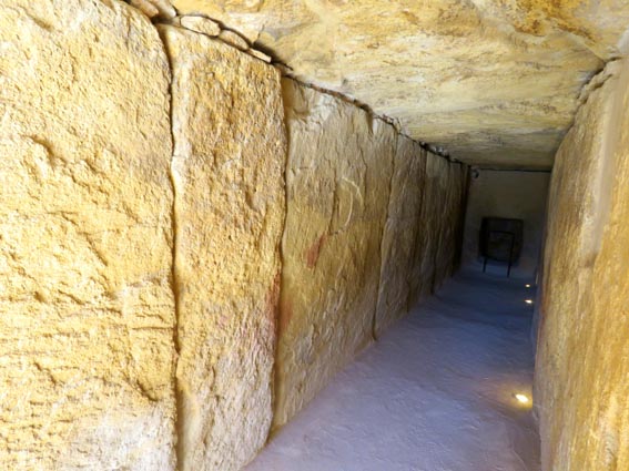 Intérieur du dolmen de Vieja
