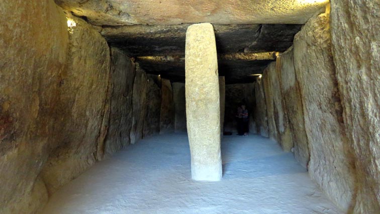 Intérieur du dolmen de Menga