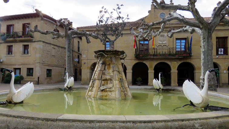 La place centrale de San Vicente de la Sonsierra o est implante une belle fontaine, juste devant la mairie.