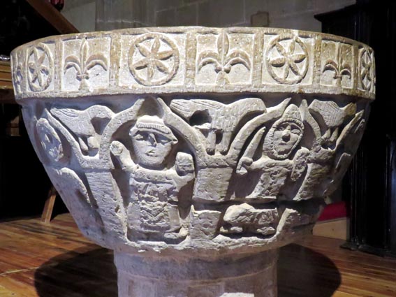 Les fonts baptismaux de l'glise de Santa Mara la Mayor de San Vicente de la Sonsierra